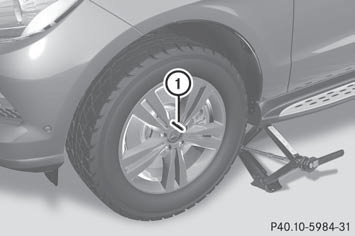  Unscrew the uppermost wheel bolt